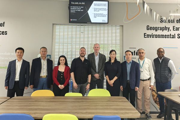 团队成员与伯明翰大学生物科学久久热
负责人会谈并留影_副本.jpg