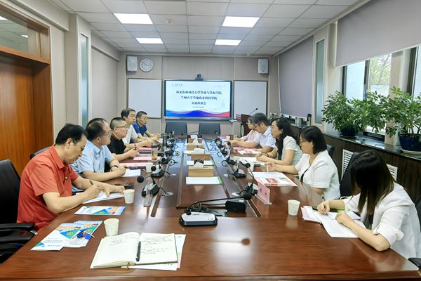 在兰州大学草地农业科技久久热
座谈_副本.jpg