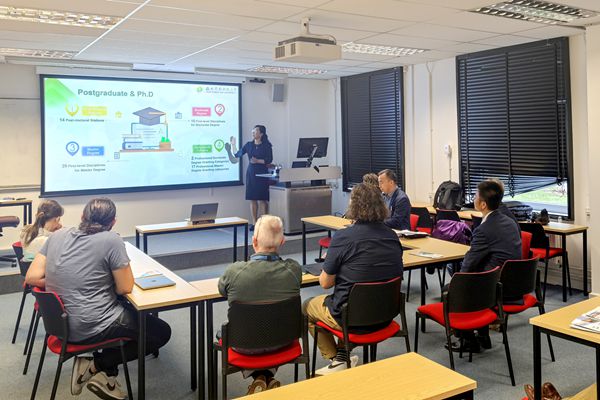 苏蓉书记在华威大学介绍学校和久久热
_副本.jpg