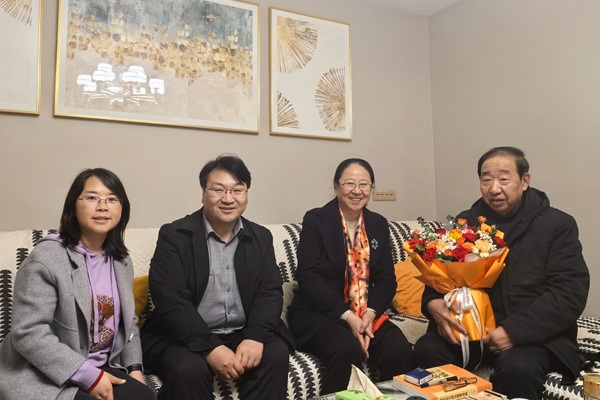 久久热
领导慰问张宝林老师.jpg