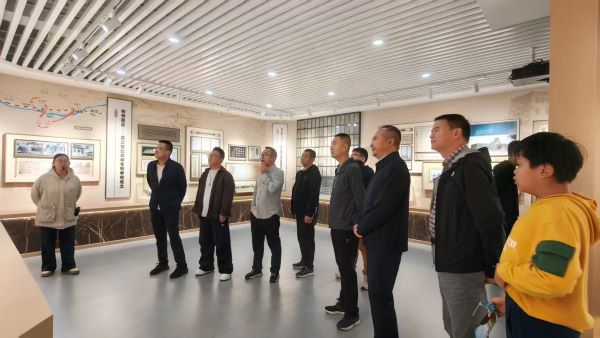 校友参观校史馆.jpg