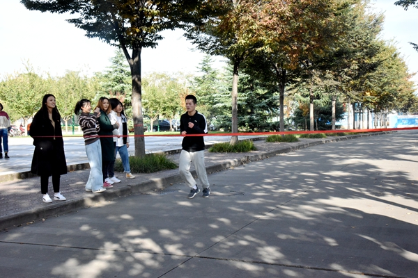 264166993bc847f29b36966b5baf4fe6.jpg 男生第一名冲刺.JPG