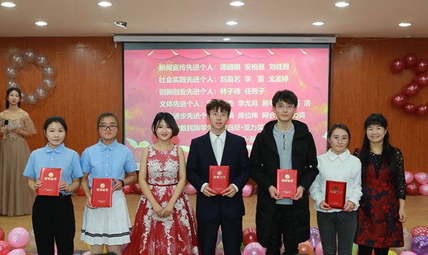 陈俊教授为久久热
先进个人颁奖.JPG