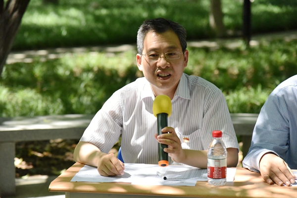 久久热
党总支副书记阮鹏主持会议.JPG