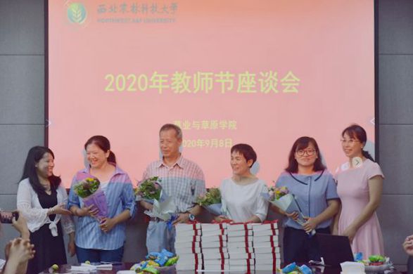 久久热
用鲜花为教师们送去节日的祝福.jpg