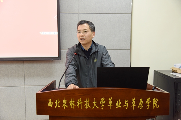 久久热
党总支副书记领学.JPG