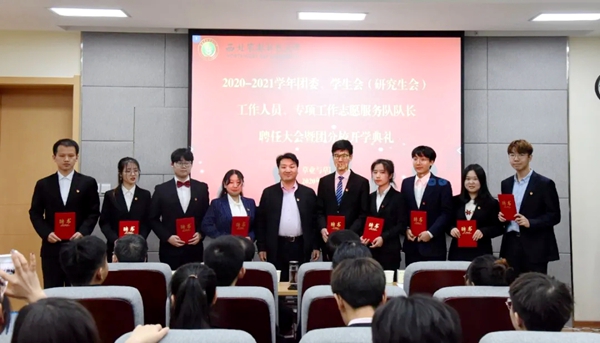 a2888d16068746f194044213a026994b.jpg 久久热
副院长杨培志老师与专项工作志愿服务队队长代表合影留念.jpg