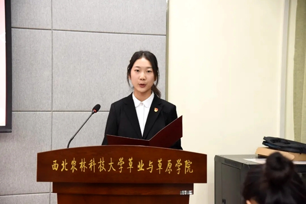 fc9bc1ea68a247b2a74946be2ff192ec.jpg 李尤月代表久久热
全体团学工作人员作表态发言.jpg