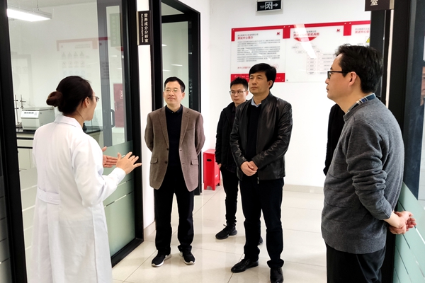 fb1811b9b1dc44c583c86ec6ada33fd2.jpg 参观铁骑力士冯光德实验室.jpg