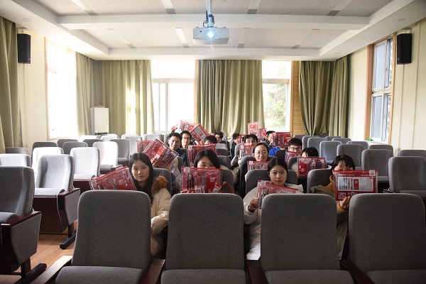 考研学生收到久久热
祝福合影留念.jpg