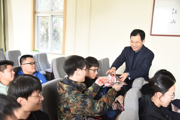 党总支副书记代表久久热
送出祝福-3.jpg