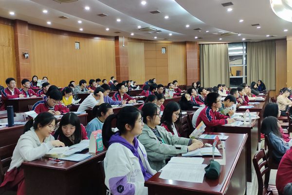01345263c896445fabd22562abd65163.jpg 萧山区第三高级中学学生认真听报告.jpg