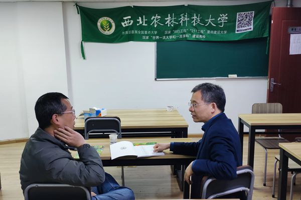 4a8274ce442c4aefa43d036563de3ecd.jpg 阮鹏副书记在枫山培训学校给学生家长介绍学校情况.jpg