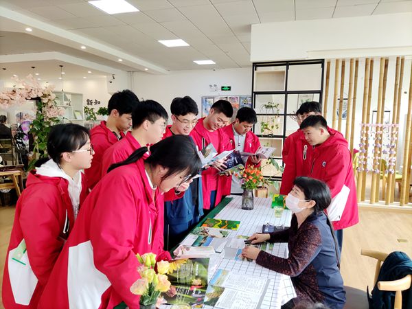 c3d23ba5afc940d1882255cb6a34c4c4.jpg 在湖州第二中学开咨询会.jpg