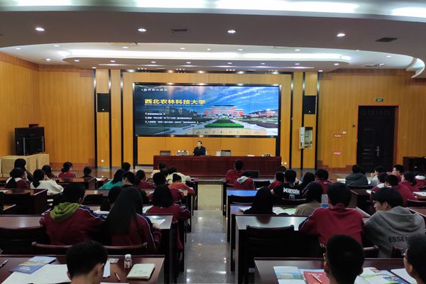 cffaabeed691415993700c519bdc81a1.jpg 阮鹏副书记在萧山区第三高级中学给学生作宣讲报告.jpg