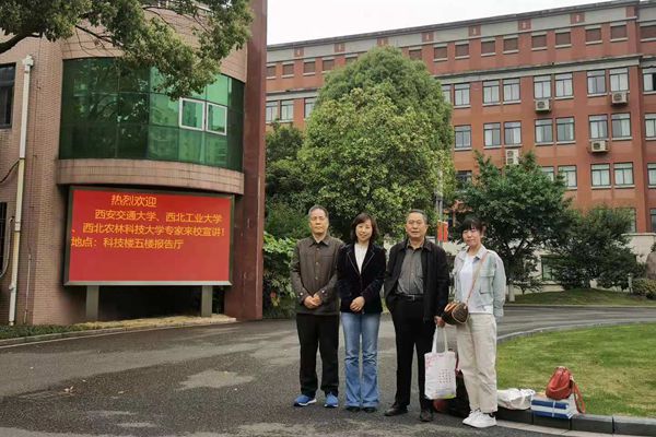 ff1747570f5b4ce0a520e54a0464870f.jpg 3所高校宣传小组在余姚中学合影_副本.jpg