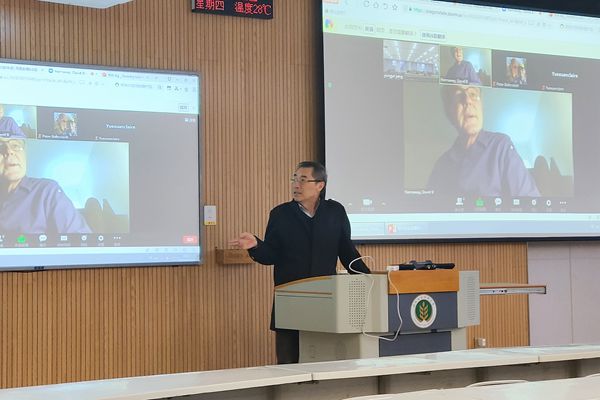 7f7cbd0892f9450c864e801392ee05cf.jpg 图2 南校区3号教学楼2021级农艺与种业专业研究生网络课堂.jpg