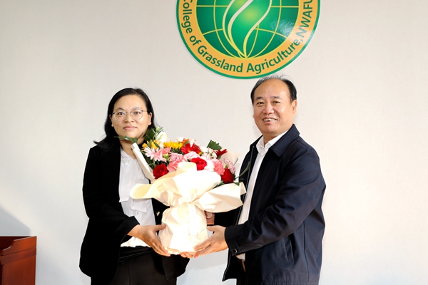 3陈玉林看望慰问久久热
何学青副教授_副本.jpg